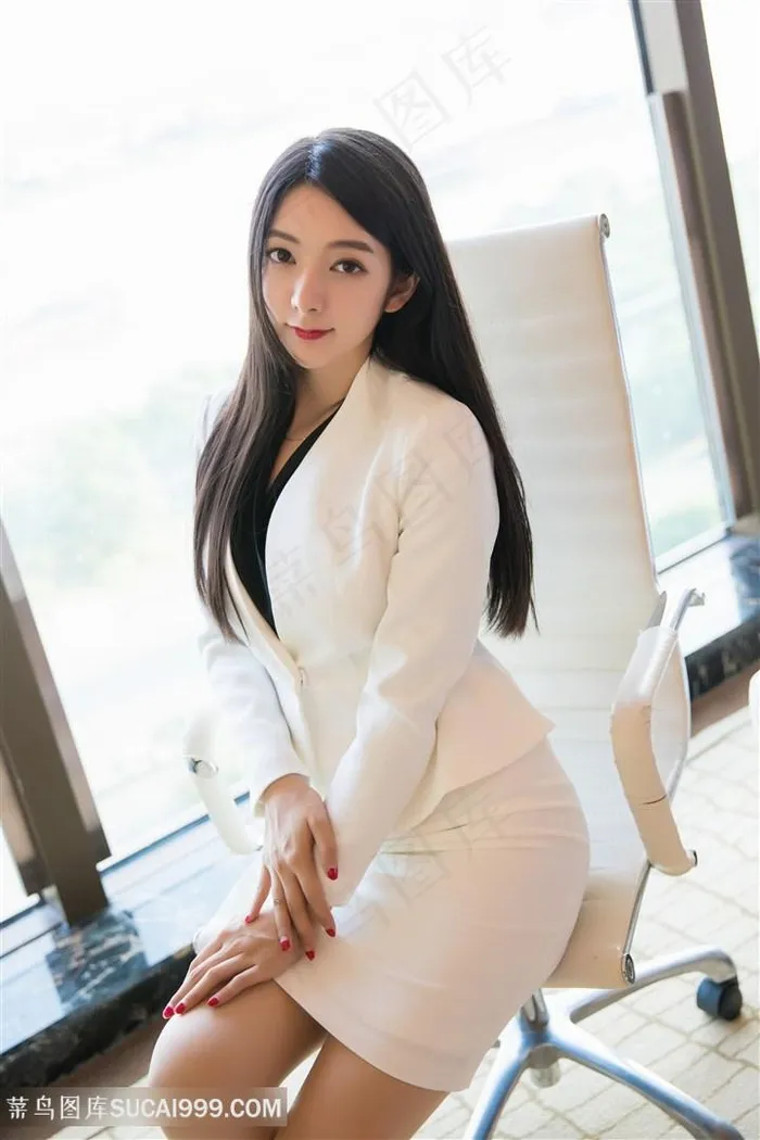 坐在椅子上的白色职业装性感美女图片