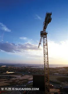 建筑工地吊机工作图片