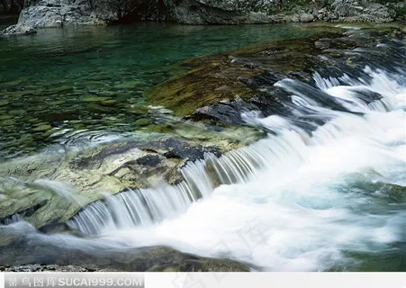 慢慢细流的溪水
