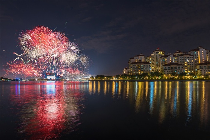 城市建筑与绚烂烟花