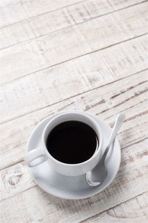 白色杯子装的咖啡