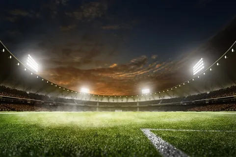 聚光灯下的足球场场地