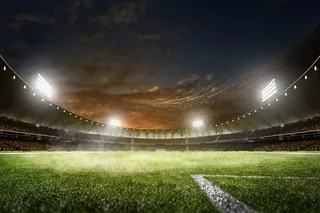 聚光灯下的足球场场地