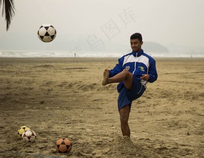 足球运动员沙滩训练图片