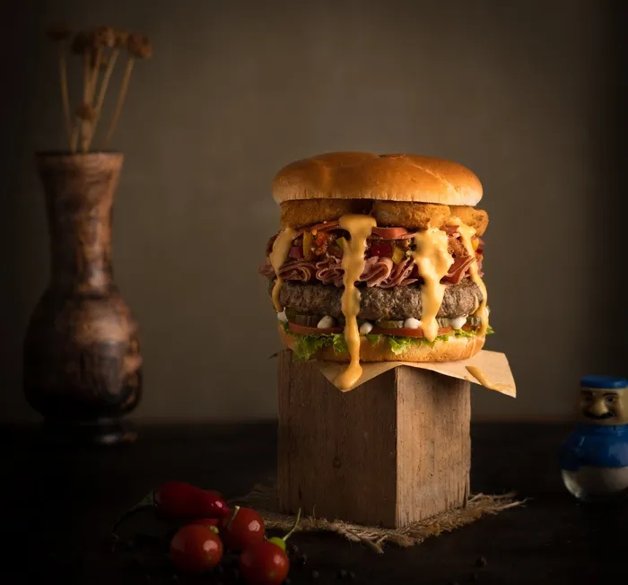 黄色美味汉堡摄影素材