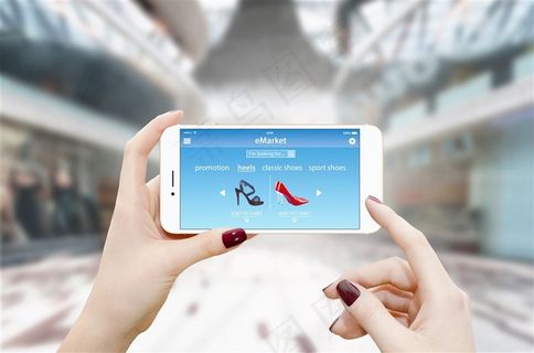 双手拿着手机手势图片