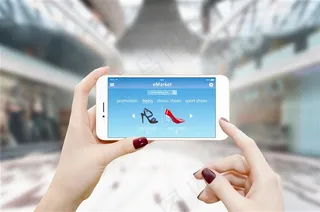 双手拿着手机手势图片