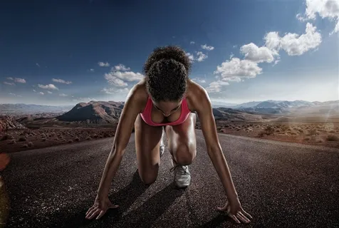 在公路上准备起跑的美女高清图片 在公路上准备起跑的美女高清图片