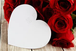 红色玫瑰花与心形卡片特写高清图片