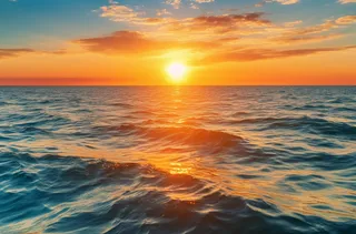 美丽的日落湖泊海洋的地平线上的太阳摄影图