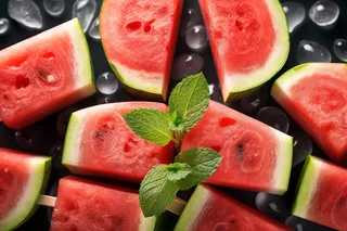 夏日冰镇西瓜摄影图