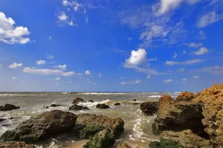 蓝天云朵海边礁石风光摄影高清图