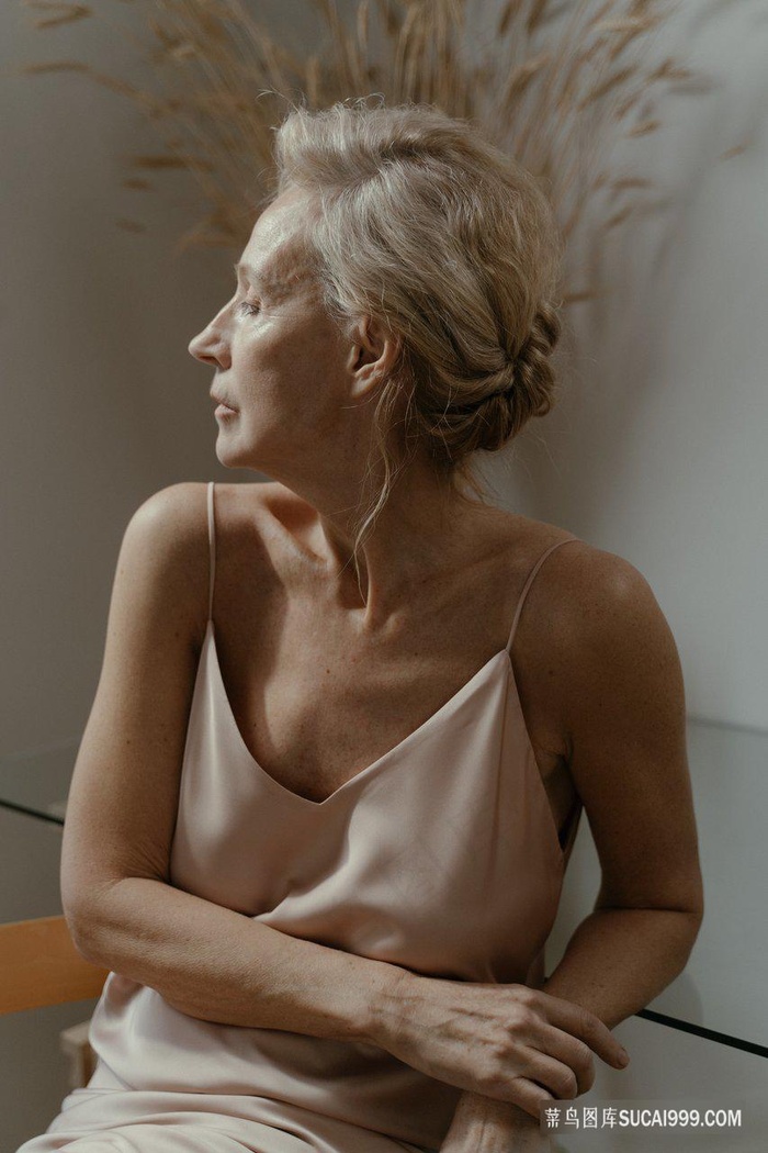 白发老奶奶穿吊带连衣裙图片