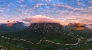 云雾环绕的火山