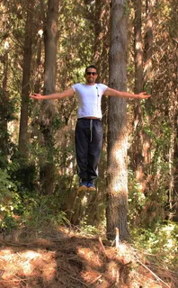 悬空站立的帅哥图片