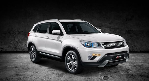 白色的长安CS75静态展示