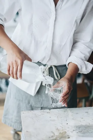 倒水的女人图片