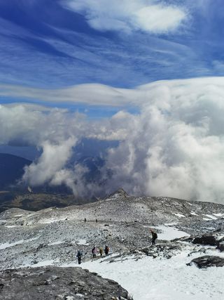 蓝天白云哈巴雪山攀登