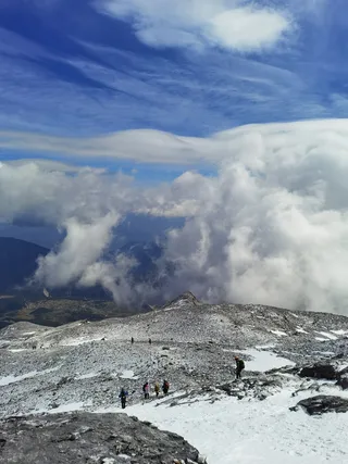 蓝天白云哈巴雪山攀登