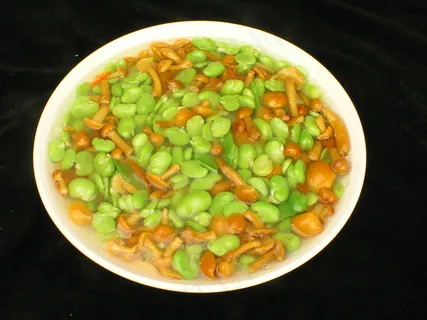 1776鲜蚕豆烩滑子菇 1776鲜蚕豆烩滑子菇