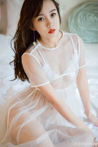 穿着性感透明长裙的美女图片静子