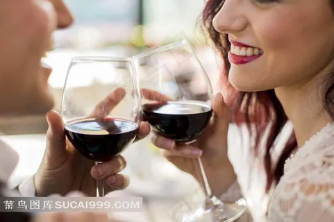 情侣手中的红酒杯