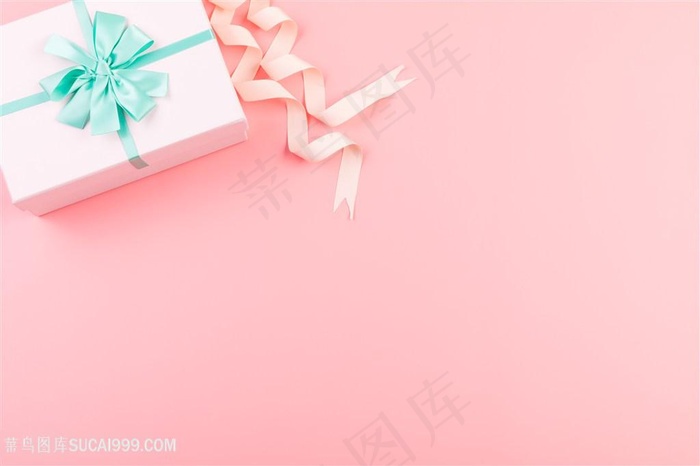 粉色礼物盒留白背景