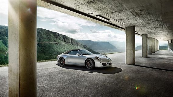 白色保时捷高架桥下摄影图