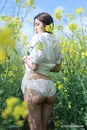 仙气飘飘女生头像夏西油菜花丛里的清纯美女写真图片