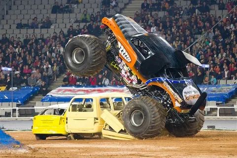 赛车系列 - 在赛场上表演的特技赛车