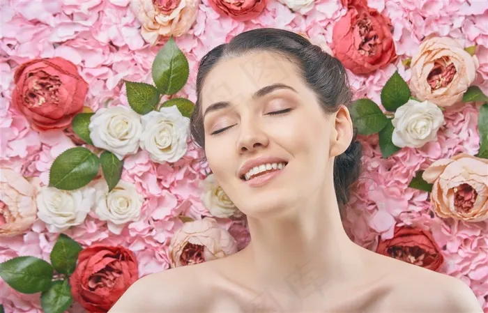 闭眼微笑的外国美女写真