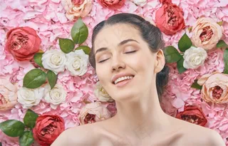 闭眼微笑的外国美女写真