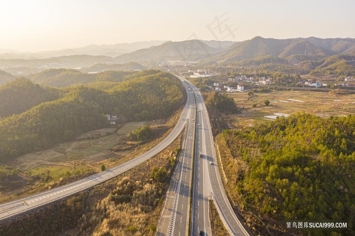 崇山峻岭间的高速路