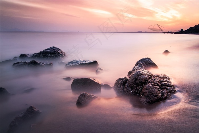 海滩上的彩霞风景图片