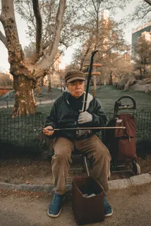 拉二胡的老人图片 拉二胡的老人图片