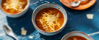 西餐汤类罗宋汤海鲜汤美食餐具摄影图