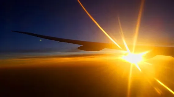 天空的机翼图片