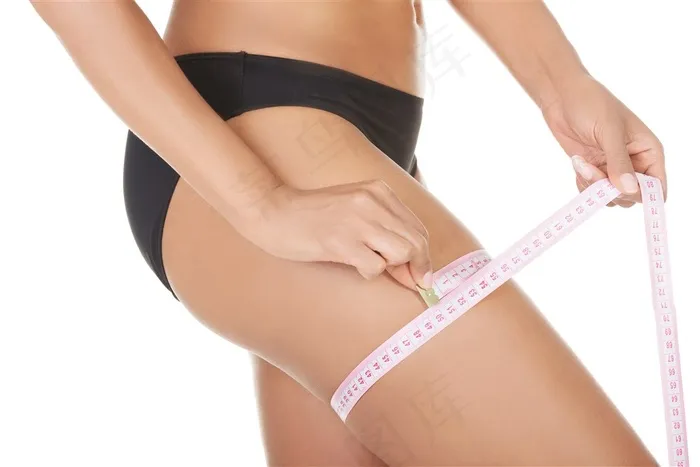 正在用皮尺测量大腿围度的女性高清图片