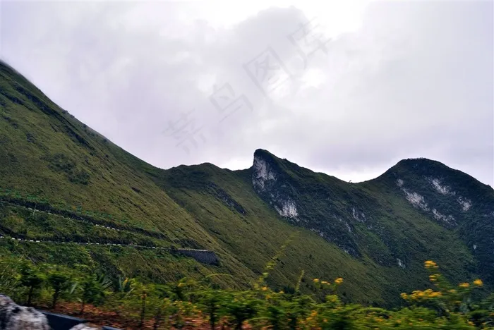 广西大化山脉公路自然风景写真图