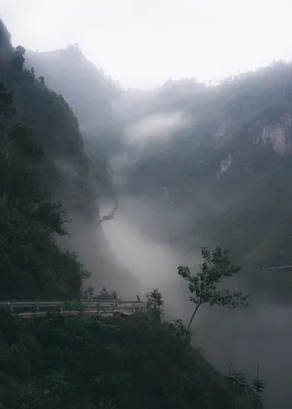 山间云雾景色