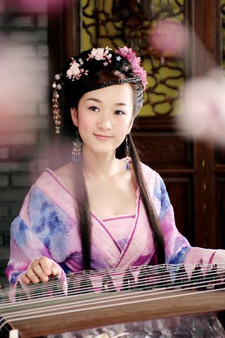 弹古筝的清纯古典美女素材