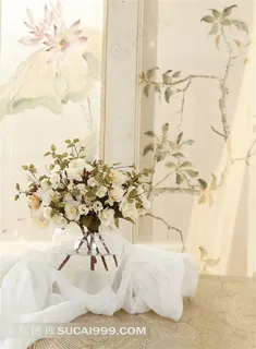 木桌上的玻璃花瓶和玫瑰花摄影图 木桌上的玻璃花瓶和玫瑰花摄影图