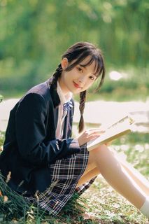 看书的清纯可爱美女写真图片