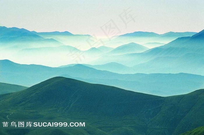 山水剪影层峦绵延的山峰