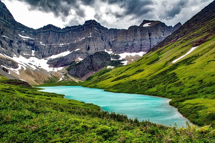 峻山中的湖水山水风景图片