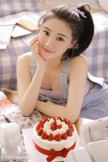 吃蛋糕的高清美女写真图片