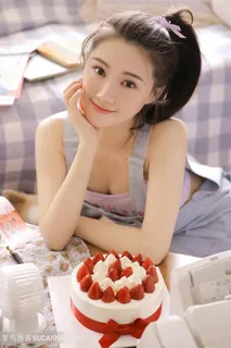 吃蛋糕的高清美女写真图片 吃蛋糕的高清美女写真图片