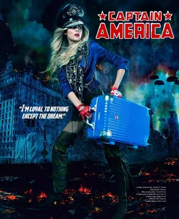 拎着旅行箱的美女