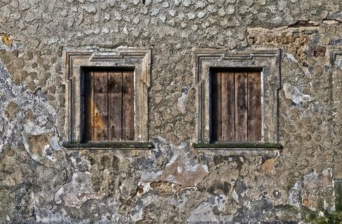 墙面旧窗户图片 墙面旧窗户图片