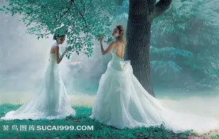 梦幻森林里穿白色婚纱晚礼服的美女